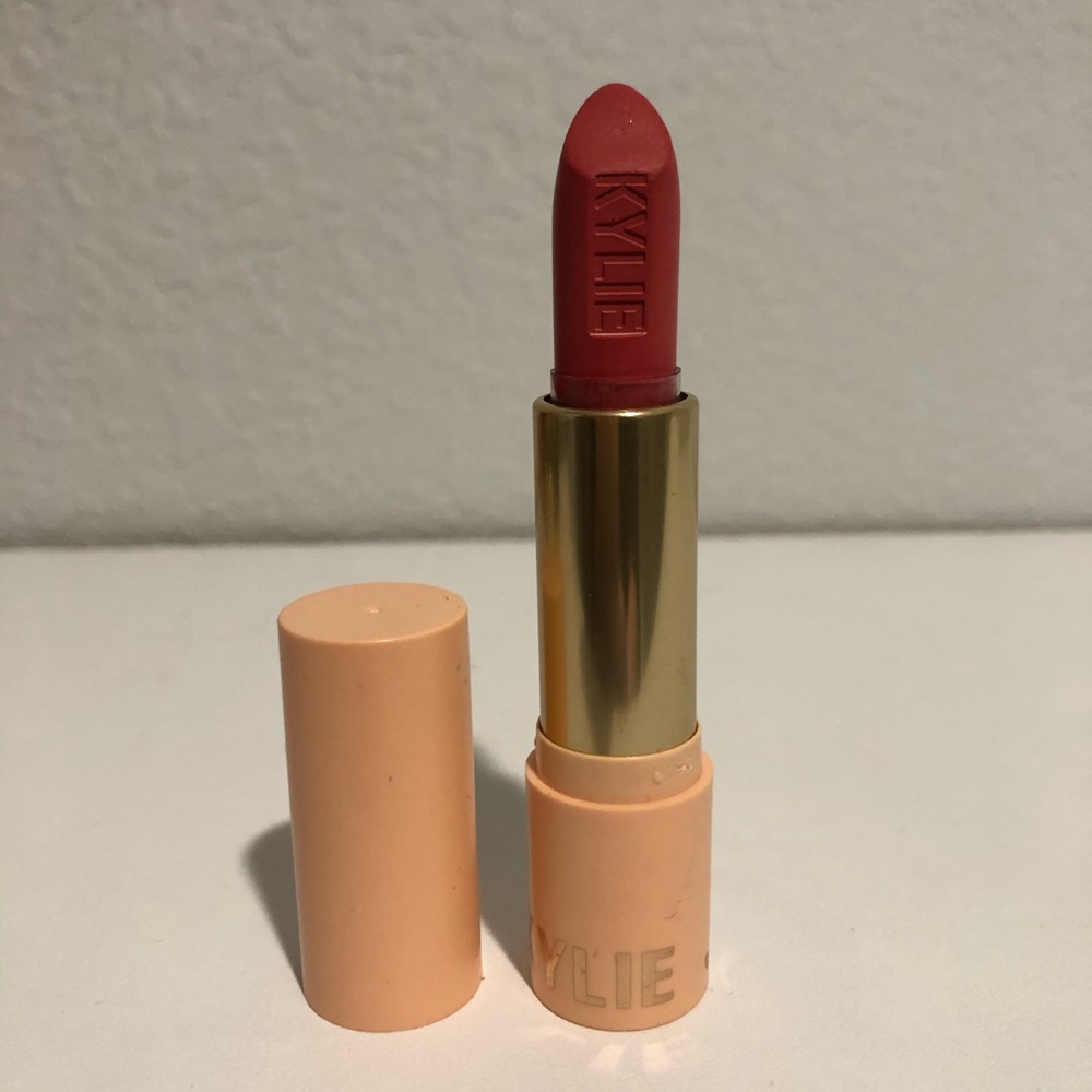 Kylie Cosmetics Lipstick in Paradise Please.